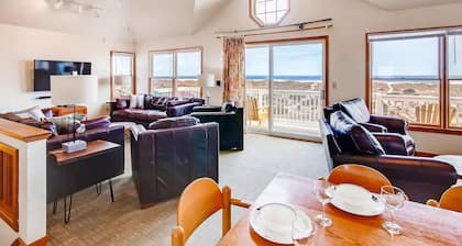 Oceanfront Pet-Friendly House with Private Pool in Salvo