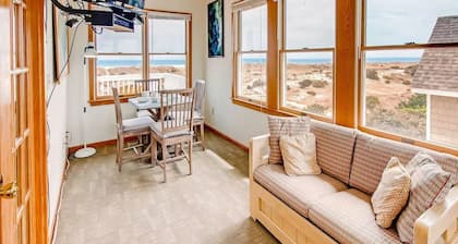 Oceanfront Pet-Friendly House with Private Pool in Salvo