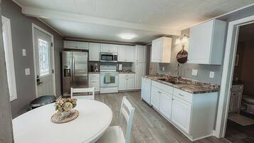 Jääkaappi, mikroaaltouuni, uuni, liesi