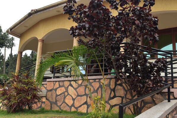 Exterior detail - Kampala 5-beds, Sleeps 8 With Garden & Parking (Nsangi)