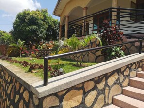 House | Property grounds - Kampala 5-beds, Sleeps 8 With Garden & Parking (Nsangi)