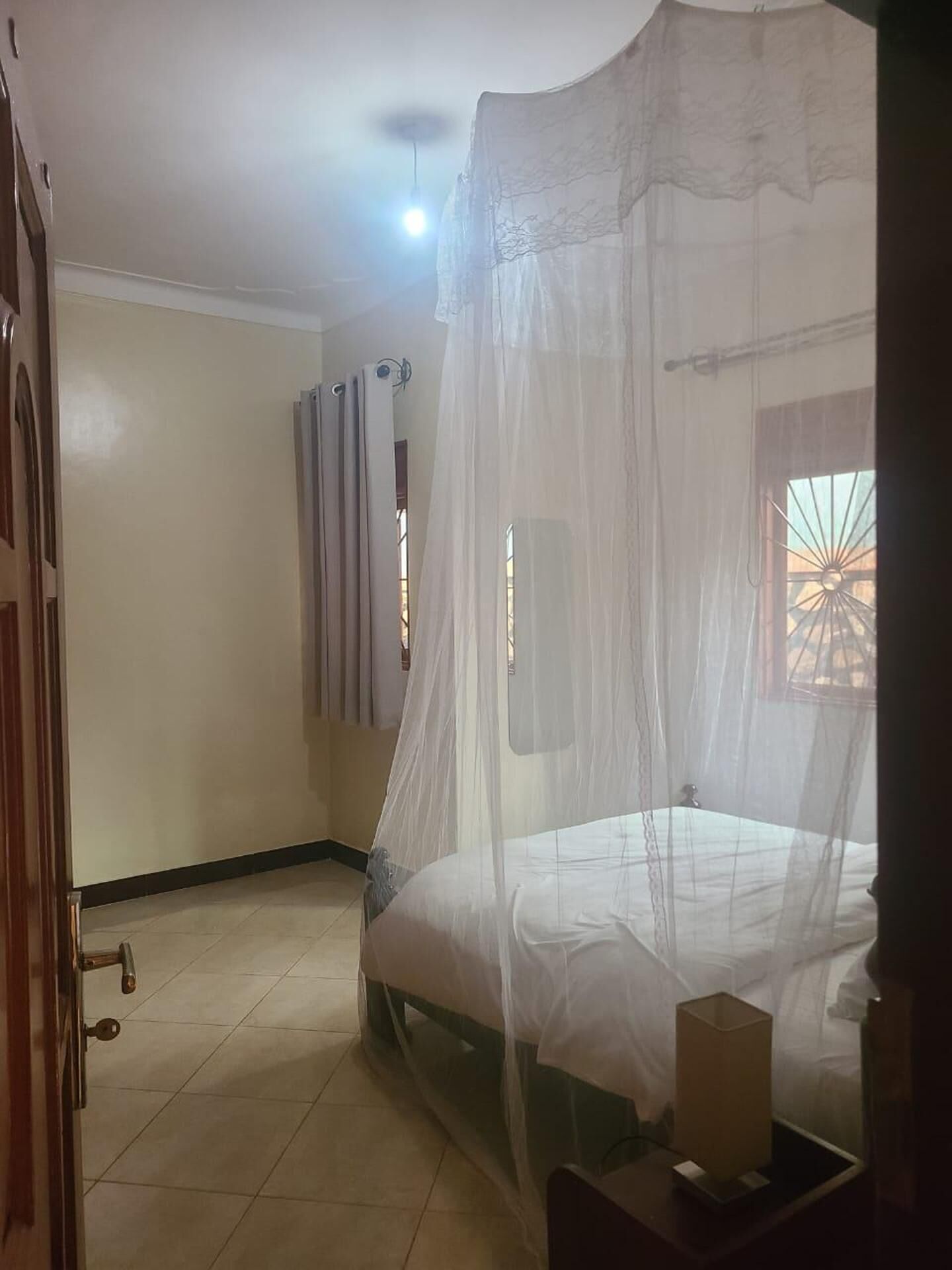 5 kamar tidur, setrika/meja setrika, Wi-Fi gratis, dan seprai linen