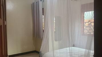 5 kamar tidur, setrika/meja setrika, Wi-Fi gratis, dan seprai linen