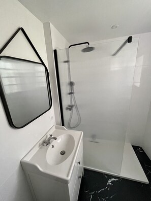 Een douche, handdoeken