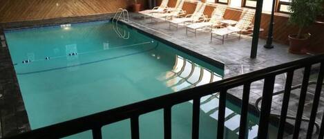 Alberca techada y alberca al aire libre