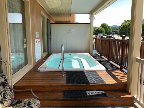 Outdoor spa tub