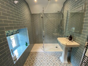 Shower, towels, toilet paper - Perfect Peak District Cottage (Ashbourne)