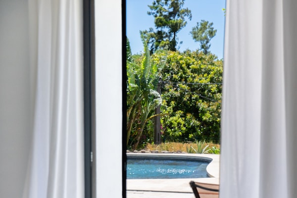 Habitación Deluxe (Tanzanite) | Ropa de cama de alta calidad y escritorio