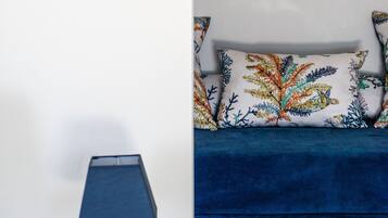Deluxe-Zimmer (Tanzanite) | Hochwertige Bettwaren, Schreibtisch, laptopgeeigneter Arbeitsplatz