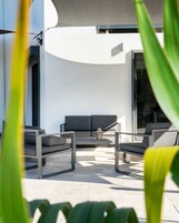 室外游泳池，07:30 至 20:00 开放，日光浴躺椅