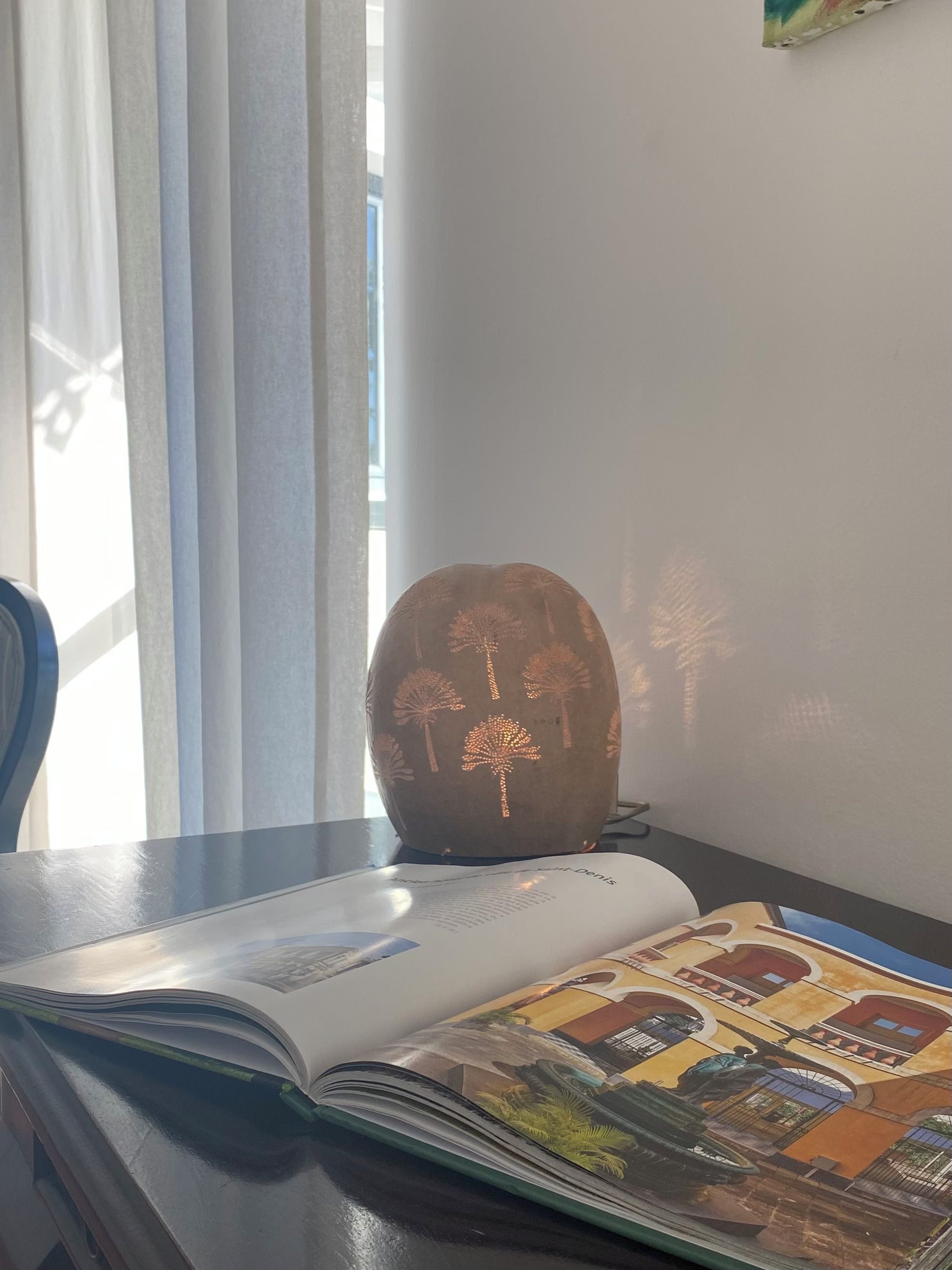 Una mesa con un libro y un objeto decorativo.