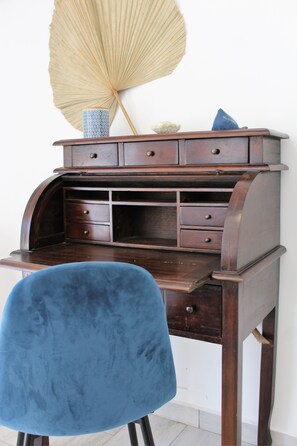Deluxe-Zimmer (Tanzanite) | Hochwertige Bettwaren, Schreibtisch, laptopgeeigneter Arbeitsplatz