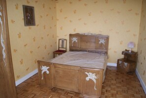 2 habitaciones y tabla de planchar con plancha