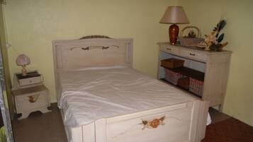 2 makuuhuonetta, silitysrauta/-lauta