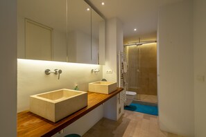 Bathtub, hair dryer, towels