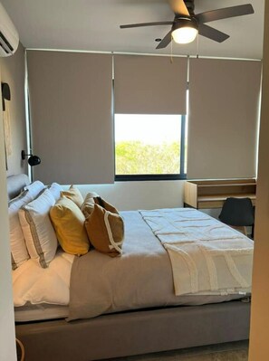1 habitación, escritorio, tabla de planchar con plancha y cuna de viaje 