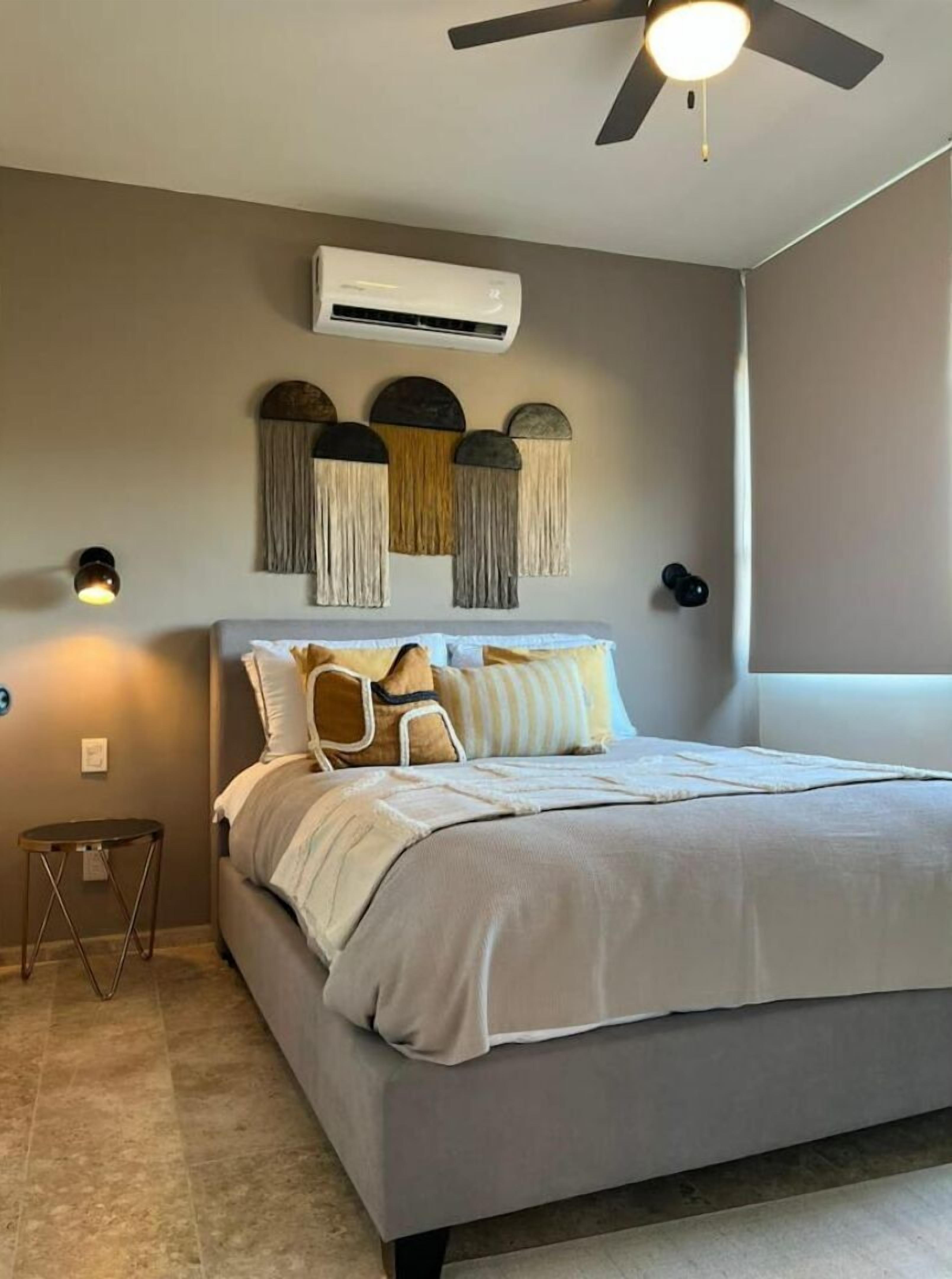1 Schlafzimmer, Schreibtisch, Bügeleisen/Bügelbrett, Reisekinderbett