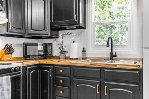 Fridge, microwave, oven, stovetop - KRAZY KRUEGER Abode - 2 Bedroom Downtown Appleton (Appleton)