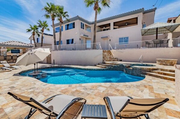 Lämmitetty uima-allas