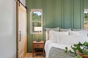 2 chambres, bureau, fer et planche à repasser, lit de bébé portatif