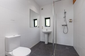 Casa de campo | Baño | Ducha, bañera profunda, secador de pelo y toallas