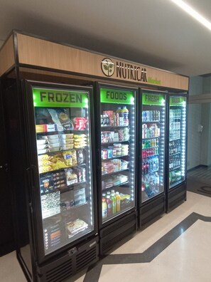 A Nutricar Market with four refrigerated display cases labeled 'FROZEN', 'FOODS', 'FRESH', and 'BEER'. - On Imarés (São Paulo)