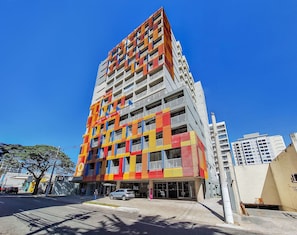 Ein mehrstöckiges Gebäude mit farbenfroher Fassade und Balkonen.