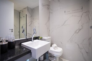 Apartment | Bathroom | Shower, free toiletries - On Imarés (São Paulo)