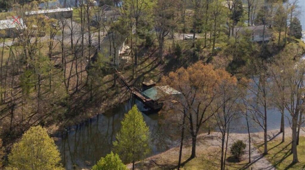 Un río con un puente y árboles.