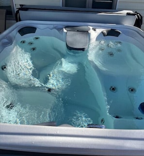 Bañera de hidromasaje al aire libre