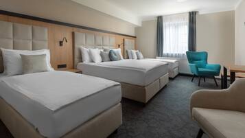 Habitación cuádruple Deluxe | Minibar, caja de seguridad en la habitación y escritorio