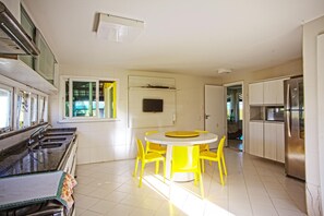 Frigorífico, microondas, horno y licuadora