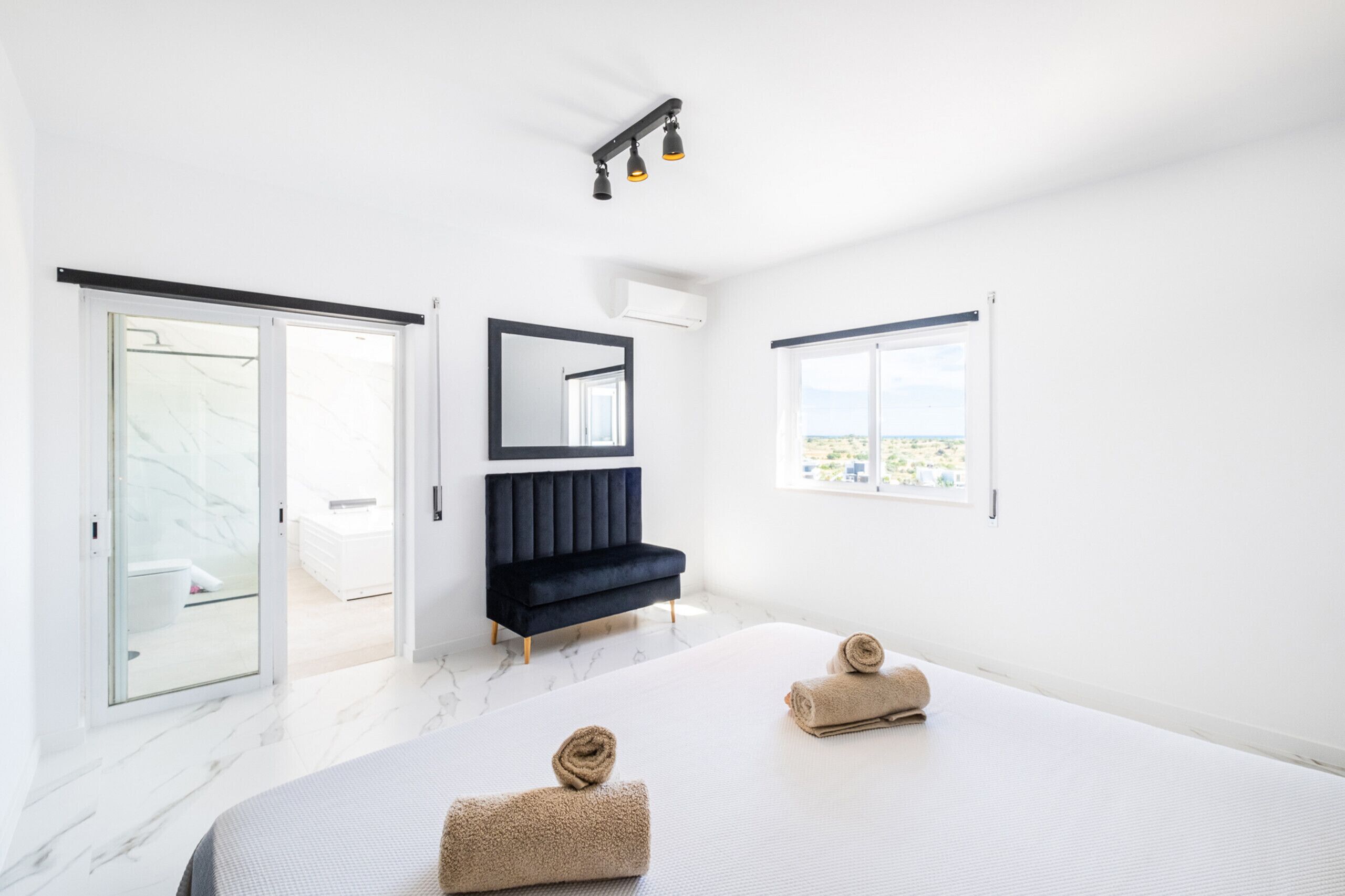 7 slaapkamers, een kluis op de kamer, een strijkplank/strijkijzer