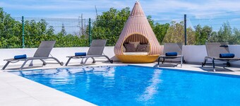 Spacious Villa: Jacuzzi, Cinema & Heatable Pool