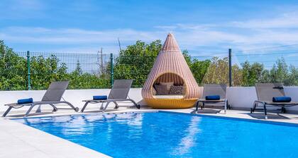 Spacious Villa: Jacuzzi, Cinema & Heatable Pool