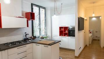 Frigorifero, microonde, forno, piano cottura