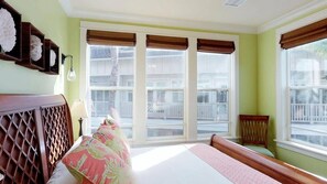 3 slaapkamers, een strijkplank/strijkijzer, reisbedje, wifi