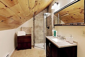 Kylpyamme, hiustenkuivaaja, pyyhkeet, saippua