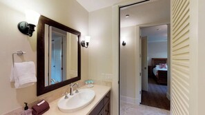 Een bad, een haardroger, handdoeken