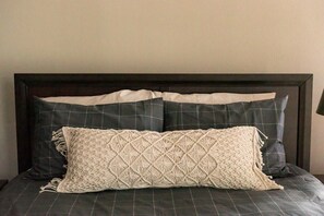 5 bedrooms, iron/ironing board, free WiFi, bed sheets