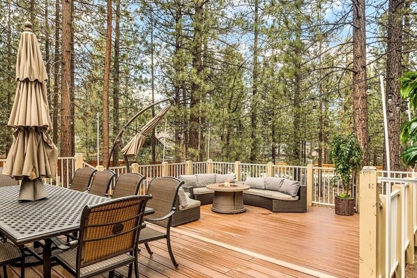 Outdoor dining - 5 Bedroom/11 Bed Home | HotTub | Firepit (Big Bear Lake)