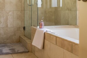 Baignoire, sèche-cheveux, serviettes fournies