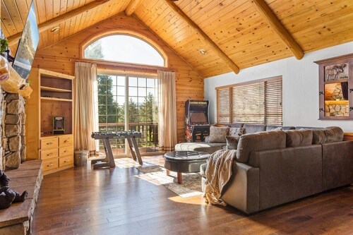 Stunning Big Bear Retreat |  Hot Tub | Arcade