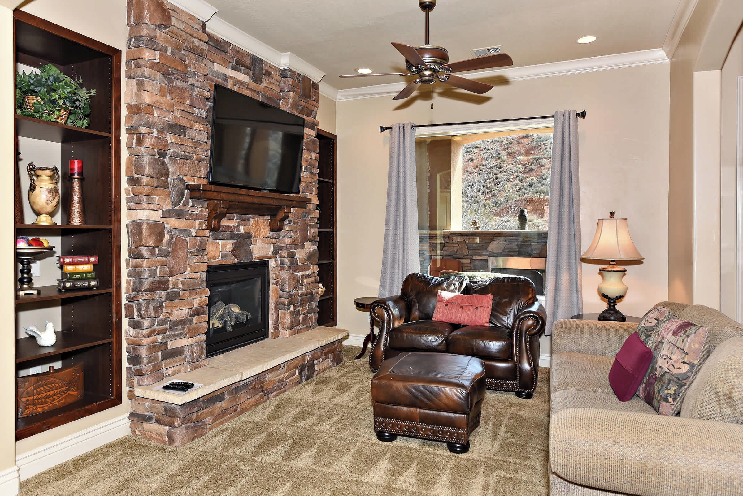 テレビ、暖炉、書斎 / ワークスペース