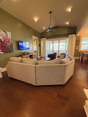 TV, offices - 4BR I Elegant Poolside Penthouse l Private Elevator (Koloa)