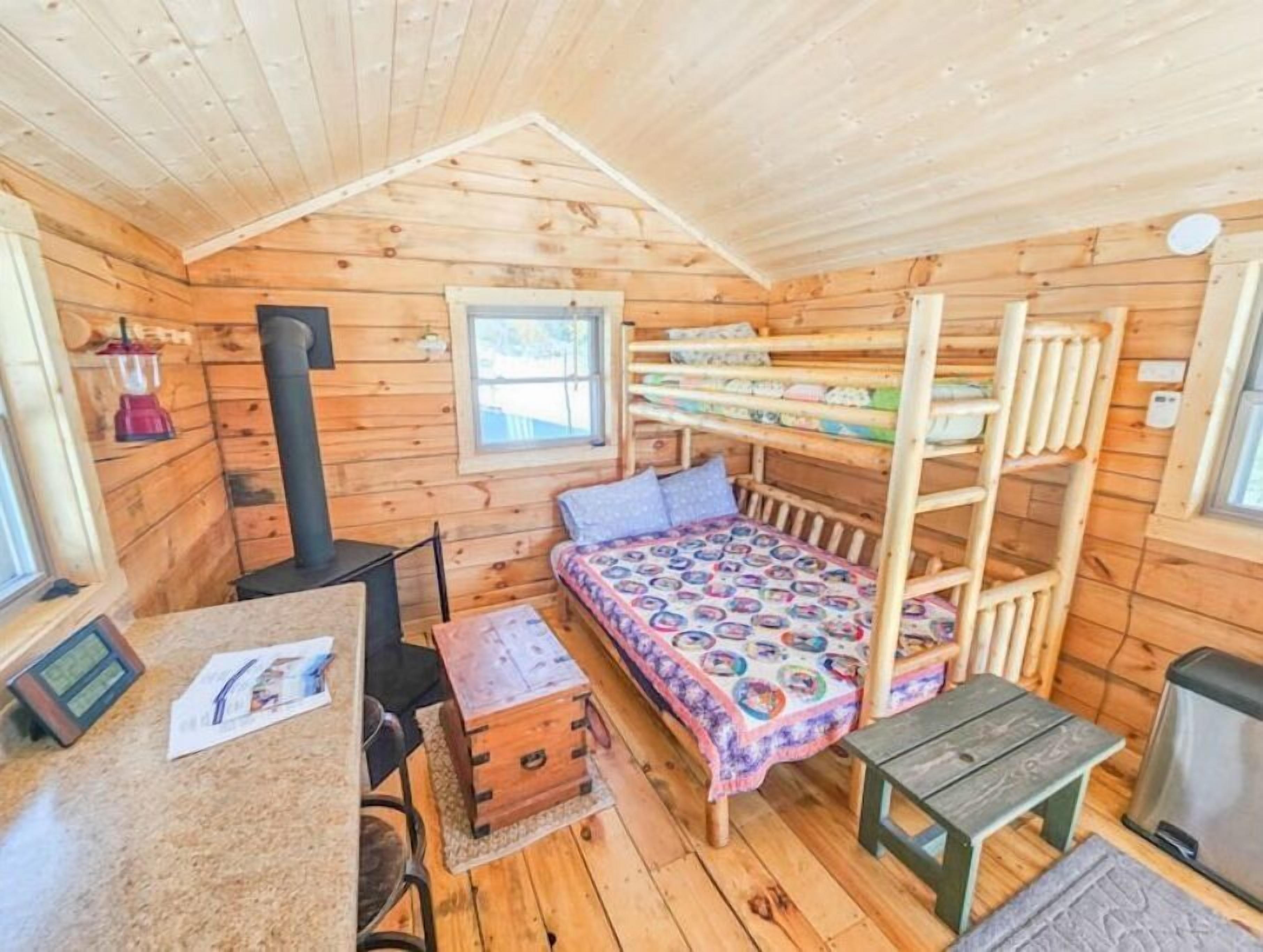 Phoenix Rising Off-Grid Amish crafted log cabin near the BWCA & SHT - Sled Dogs!