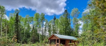 Tiny Tuloon Off-Grid Amish crafted log cabin near the BWCA & SHT - Sled Dogs!