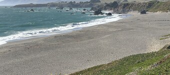 Ocean view peaceful- 7 min walk to sandy beach