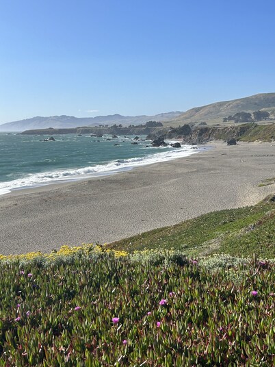 Ocean view peaceful- 9 min walk to sandy beach