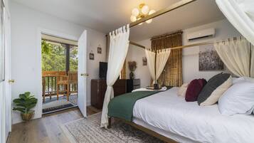Romantic Single Room | Individually decorated, individually furnished, free WiFi, bed sheets